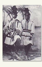 Dave Pool Tiger and Billy Jim posing with a stuffed alligator at Chokoloskee, Florida, ca. 1910