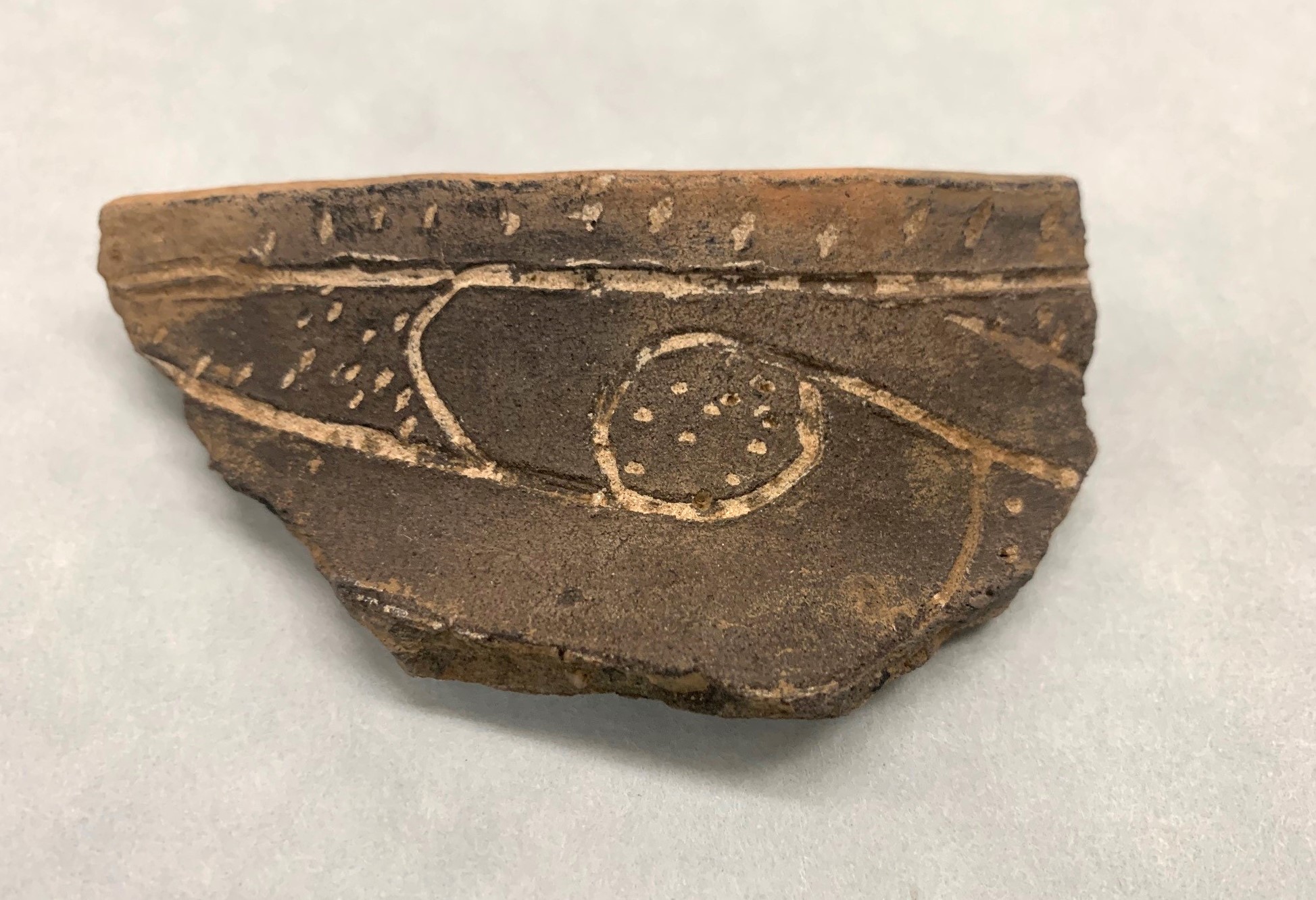 Fort Walton Incised pottery sherd with kaolin clay decoration, 1350–1500