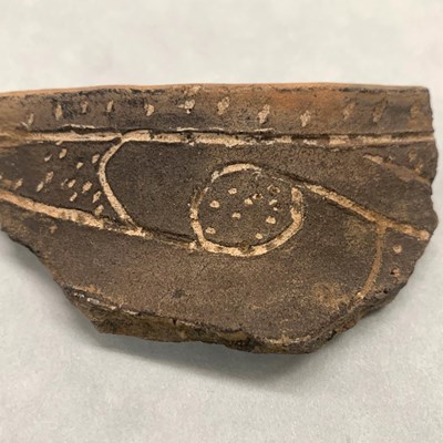 Fort Walton Incised pottery sherd with kaolin clay decoration, 1350–1500